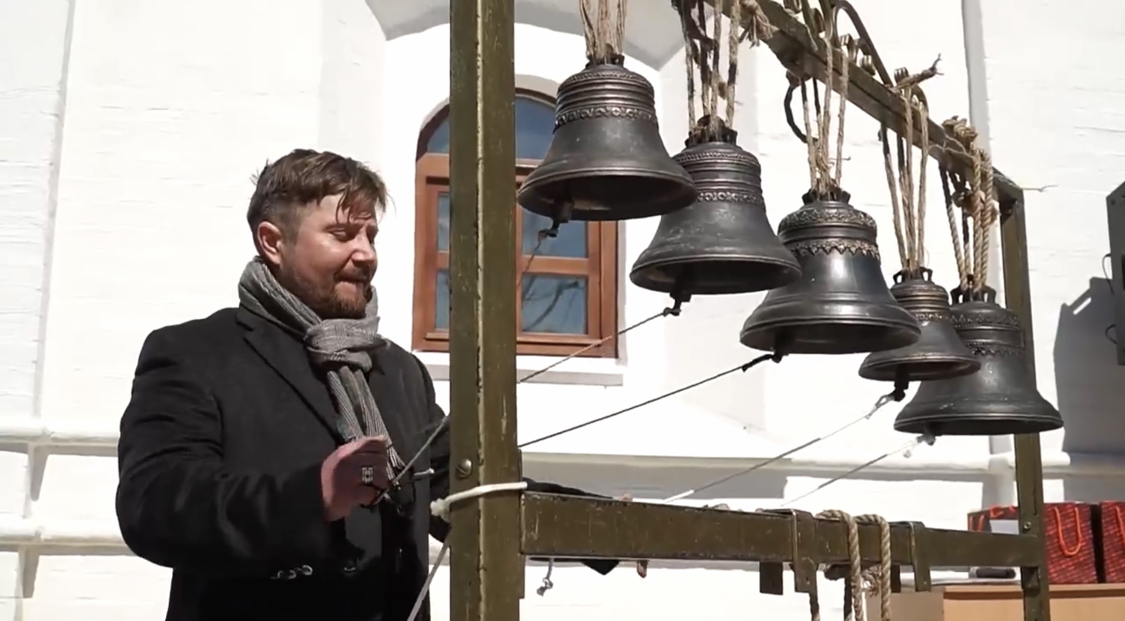 Била звон. Огромный колокол. Колокола в храме. Звон колоколов. Колокольный перезвон.